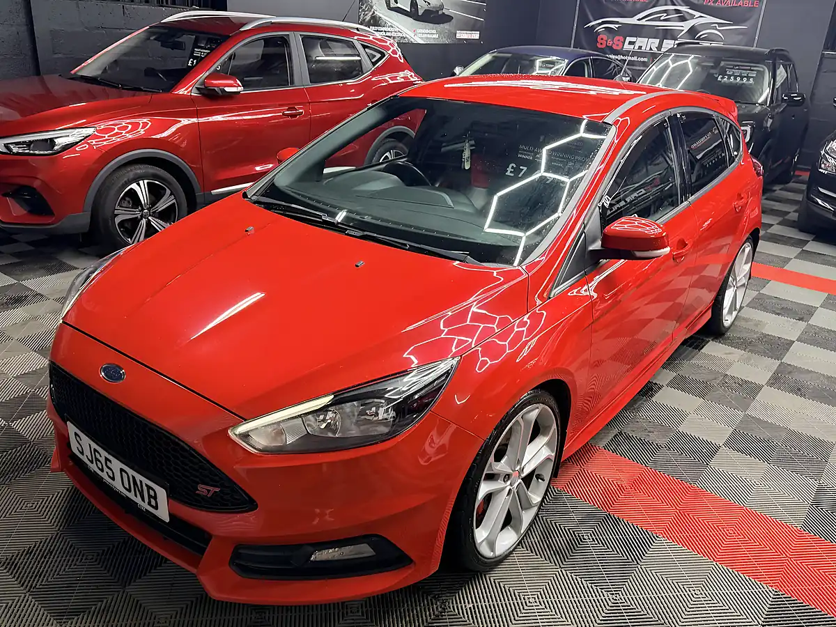 Used 2015 Ford Focus ST-2 Red - Interior and Exterior details 7