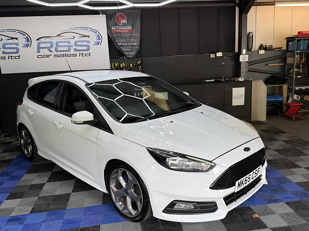 Used 2015 Ford Focus ST-2 White - Interior and Exterior details 17