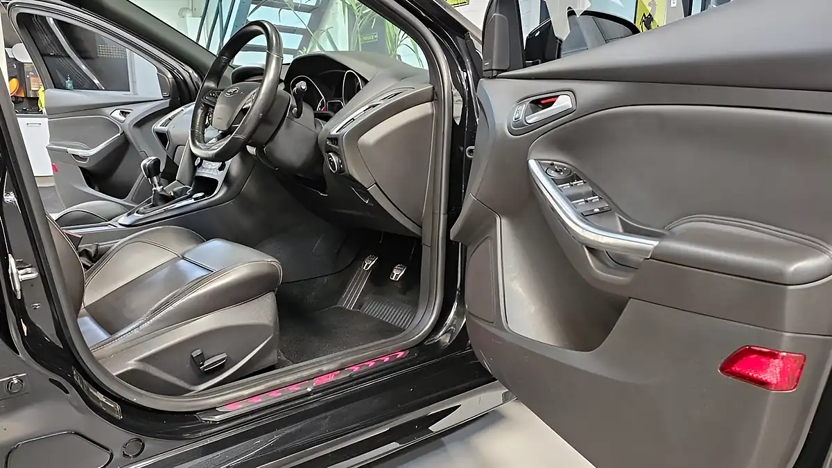 Used 2015 Ford Focus ST-3 Panther Black - Interior and Exterior details 18