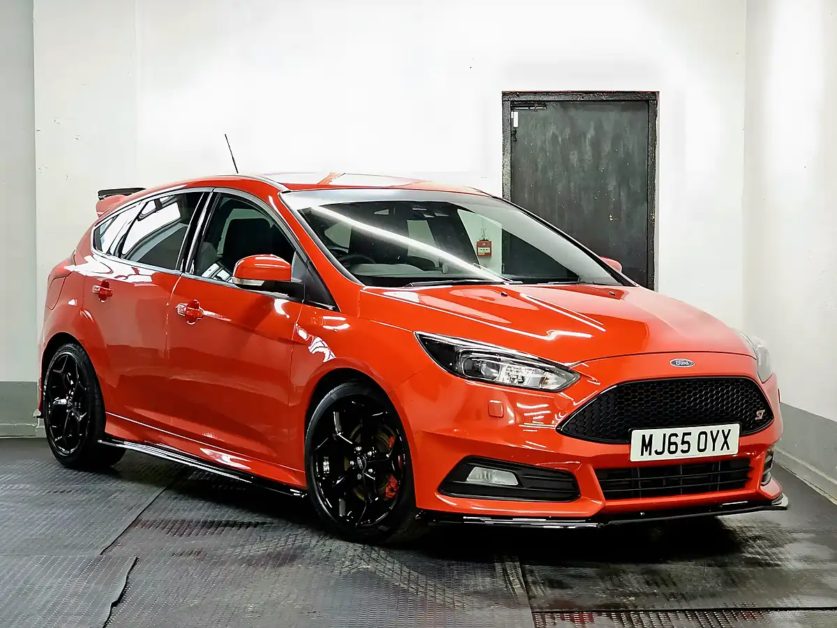 Used 2015 Ford Focus ST-3 Race Red - Interior and Exterior details 4