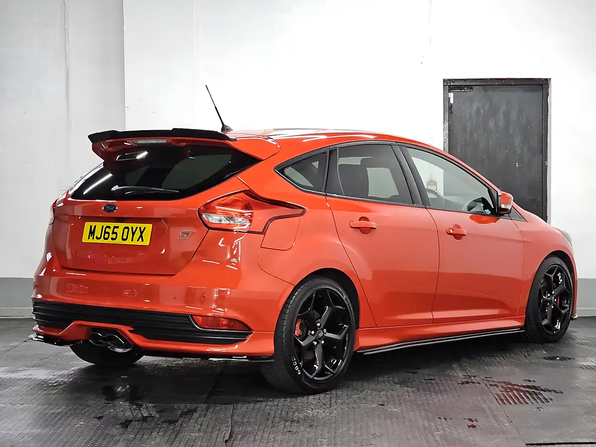 Used 2015 Ford Focus ST-3 Race Red - Interior and Exterior details 6