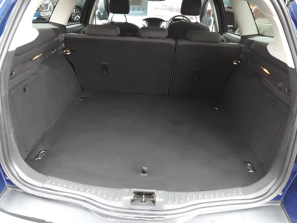 Used 2015 Ford Focus Titanium Blue - Interior and Exterior details 6