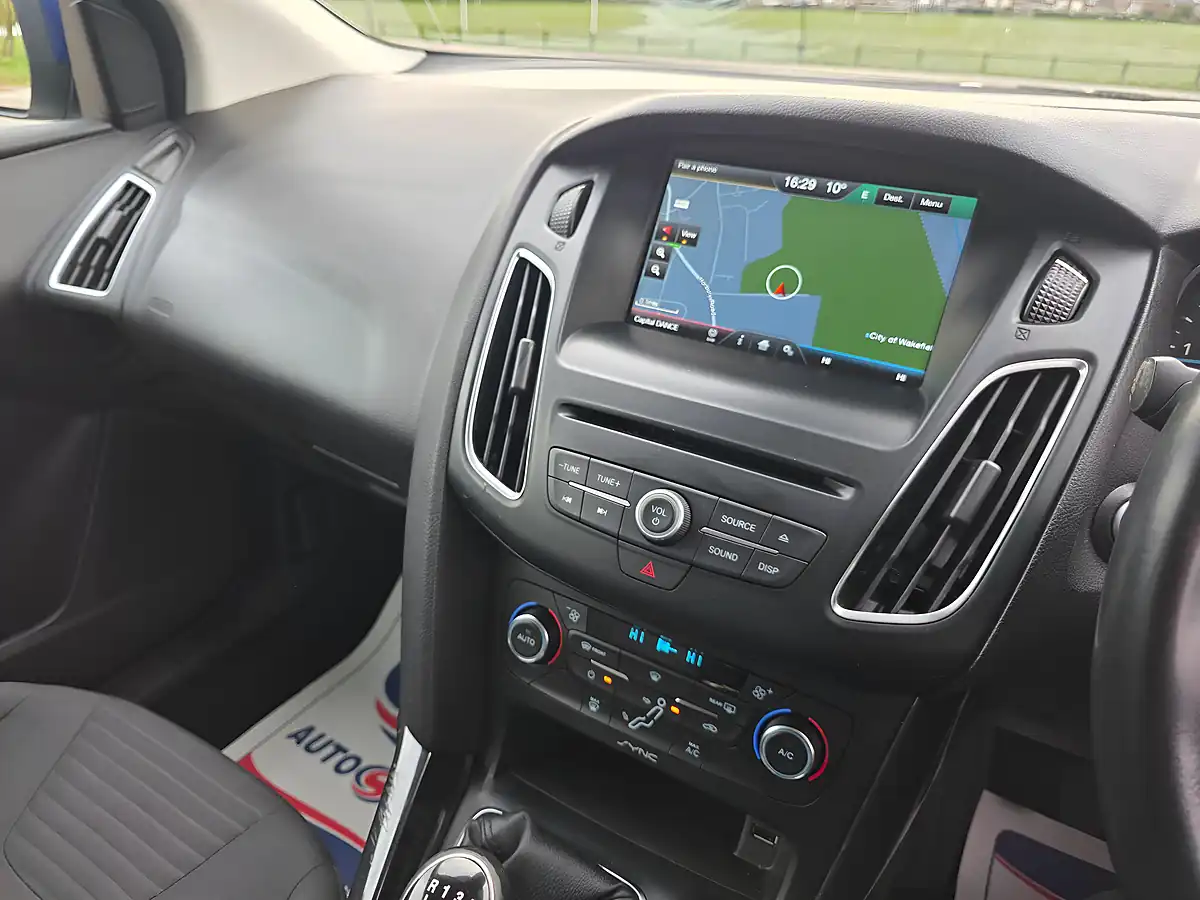 Used 2015 Ford Focus Titanium Euro 5 Blue - Interior and Exterior details 15