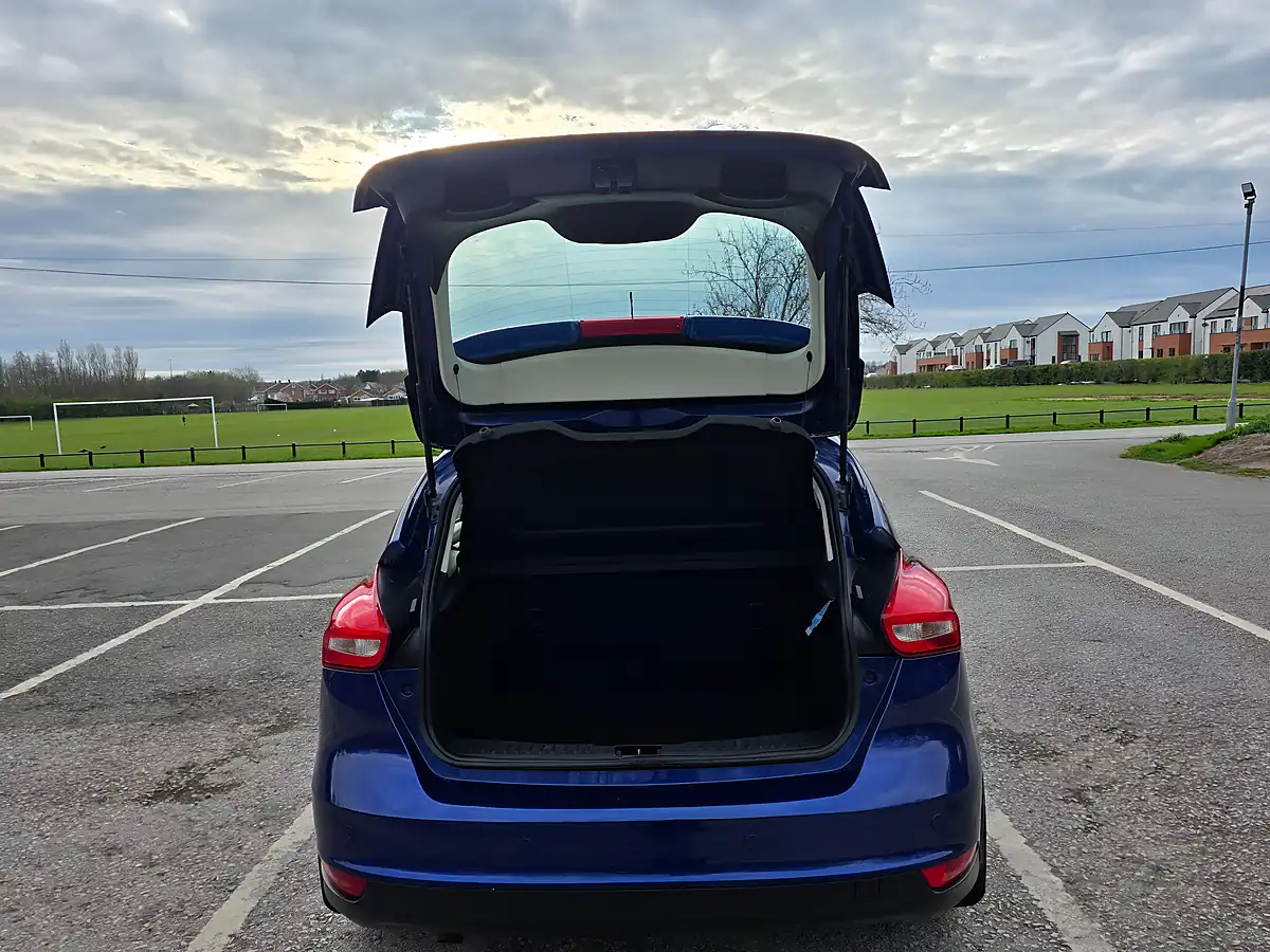 Used 2015 Ford Focus Titanium Euro 5 Blue - Interior and Exterior details 17
