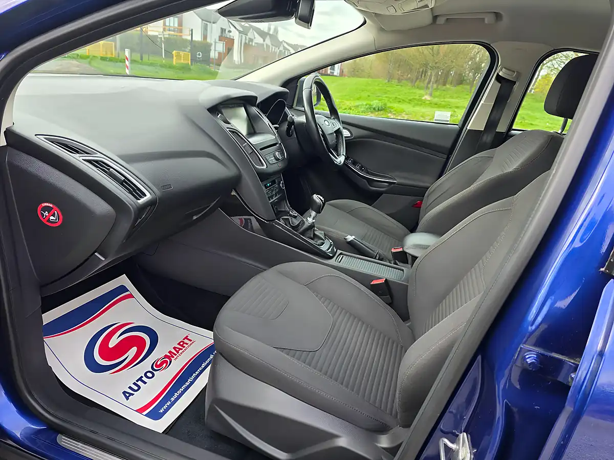 Used 2015 Ford Focus Titanium Euro 5 Blue - Interior and Exterior details 9