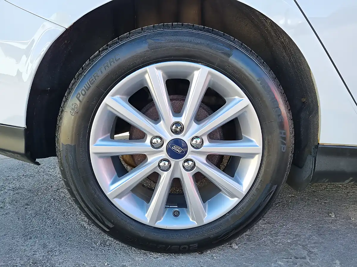 Used 2015 Ford Focus Titanium Frozen White - Interior and Exterior details 12