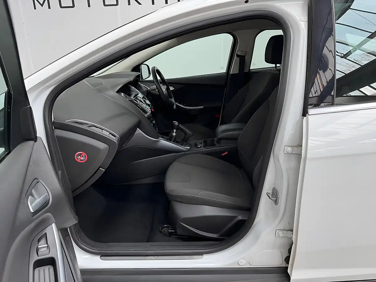 Used 2015 Ford Focus Titanium Navigator White - Interior and Exterior details 8