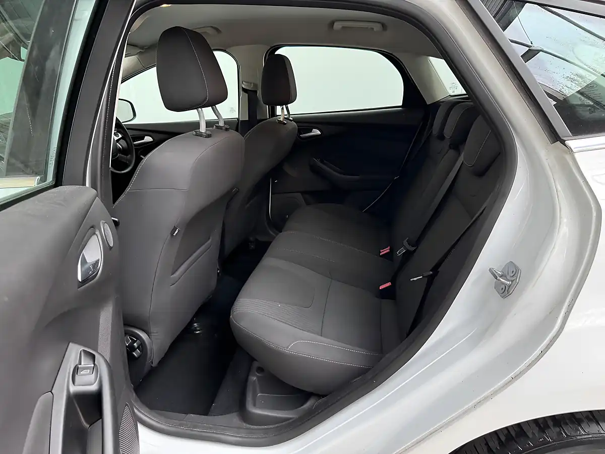 Used 2015 Ford Focus Titanium Navigator White - Interior and Exterior details 9