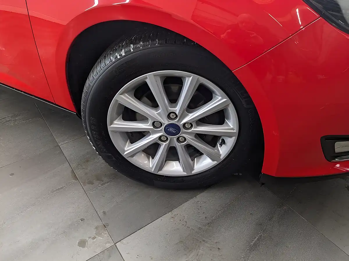 Used 2015 Ford Focus Titanium Red - Interior and Exterior details 8