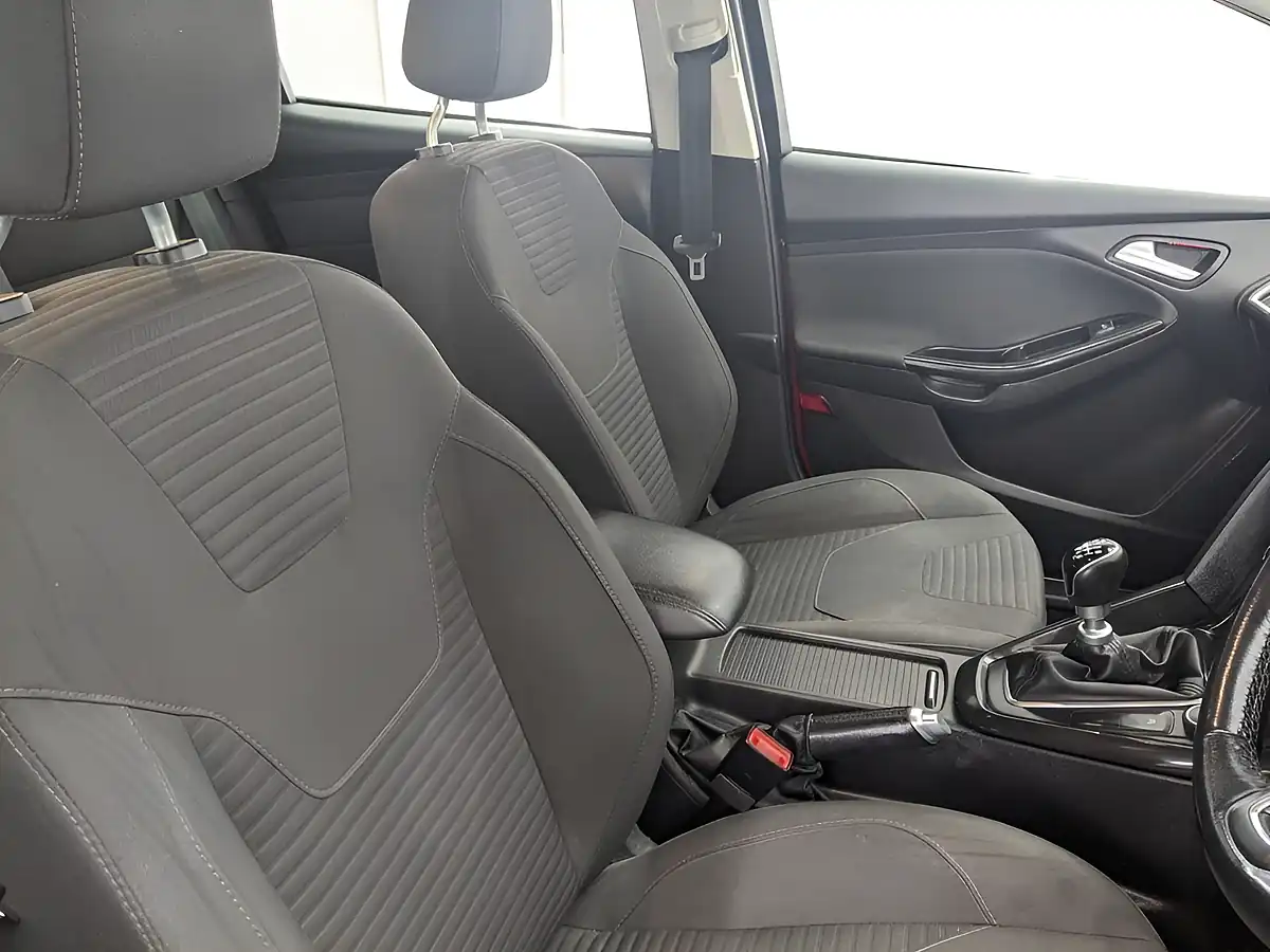 Used 2015 Ford Focus Titanium Red - Interior and Exterior details 9
