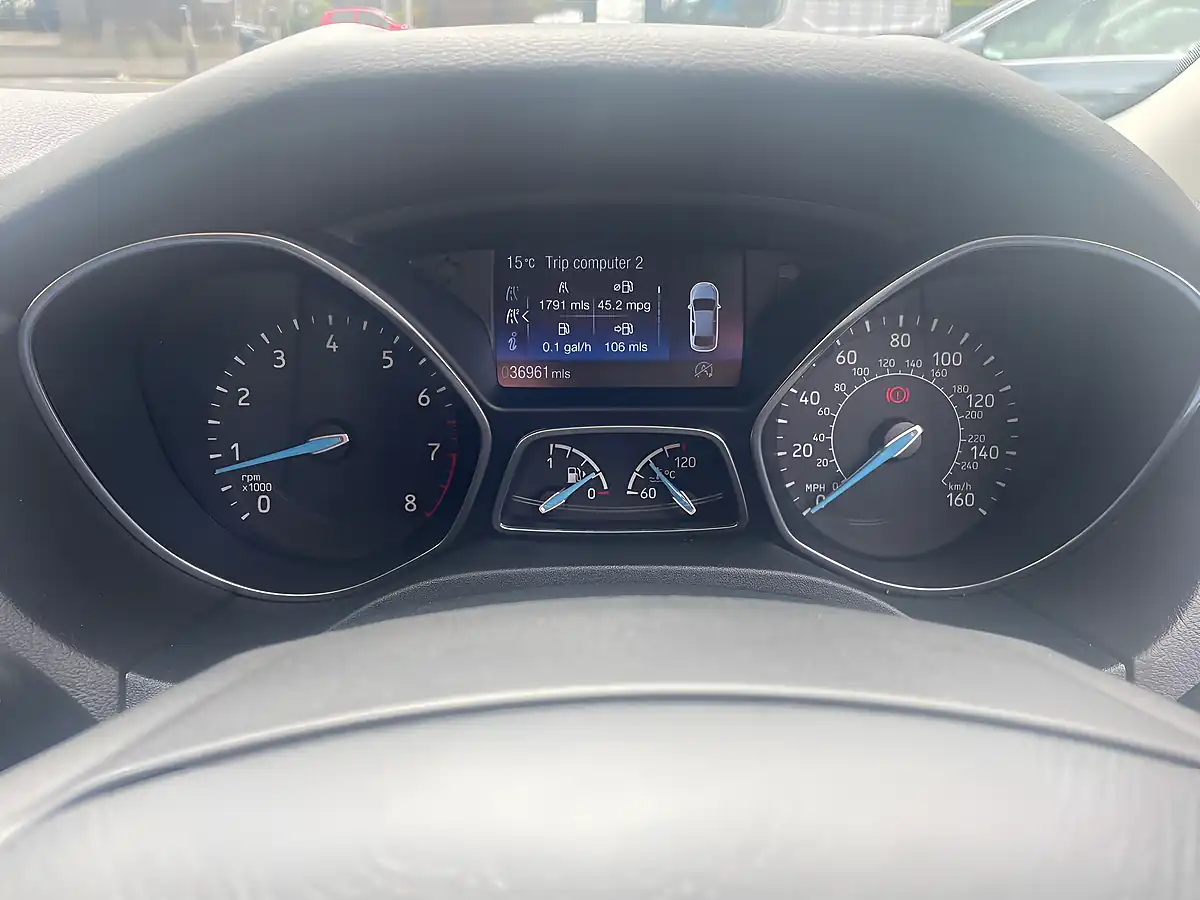 Used 2015 Ford Focus Titanium Red - Interior and Exterior details 20