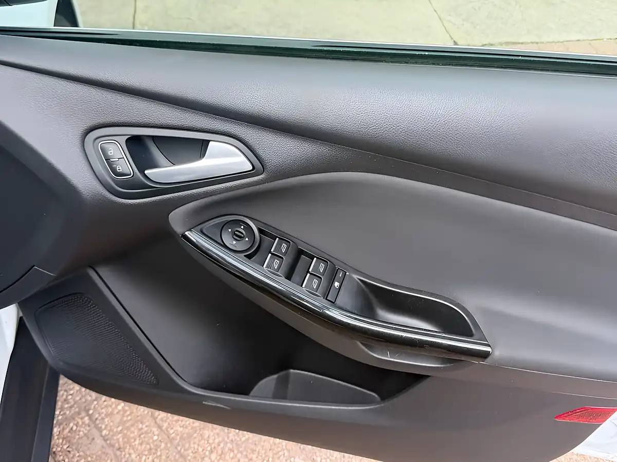 Used 2015 Ford Focus Titanium White - Interior and Exterior details 11