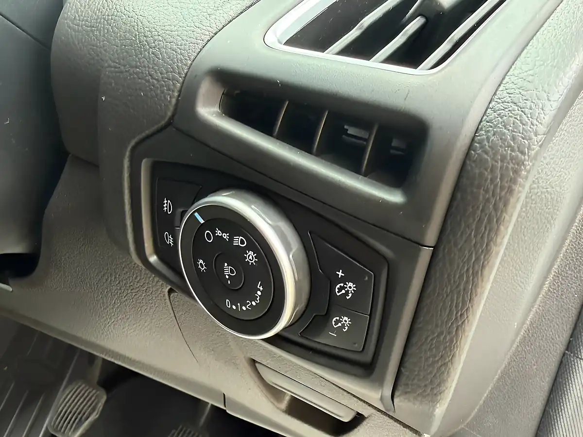 Used 2015 Ford Focus Titanium White - Interior and Exterior details 12