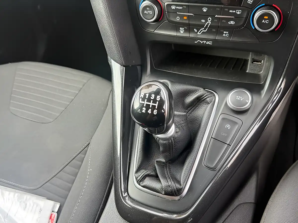 Used 2015 Ford Focus Titanium White - Interior and Exterior details 16