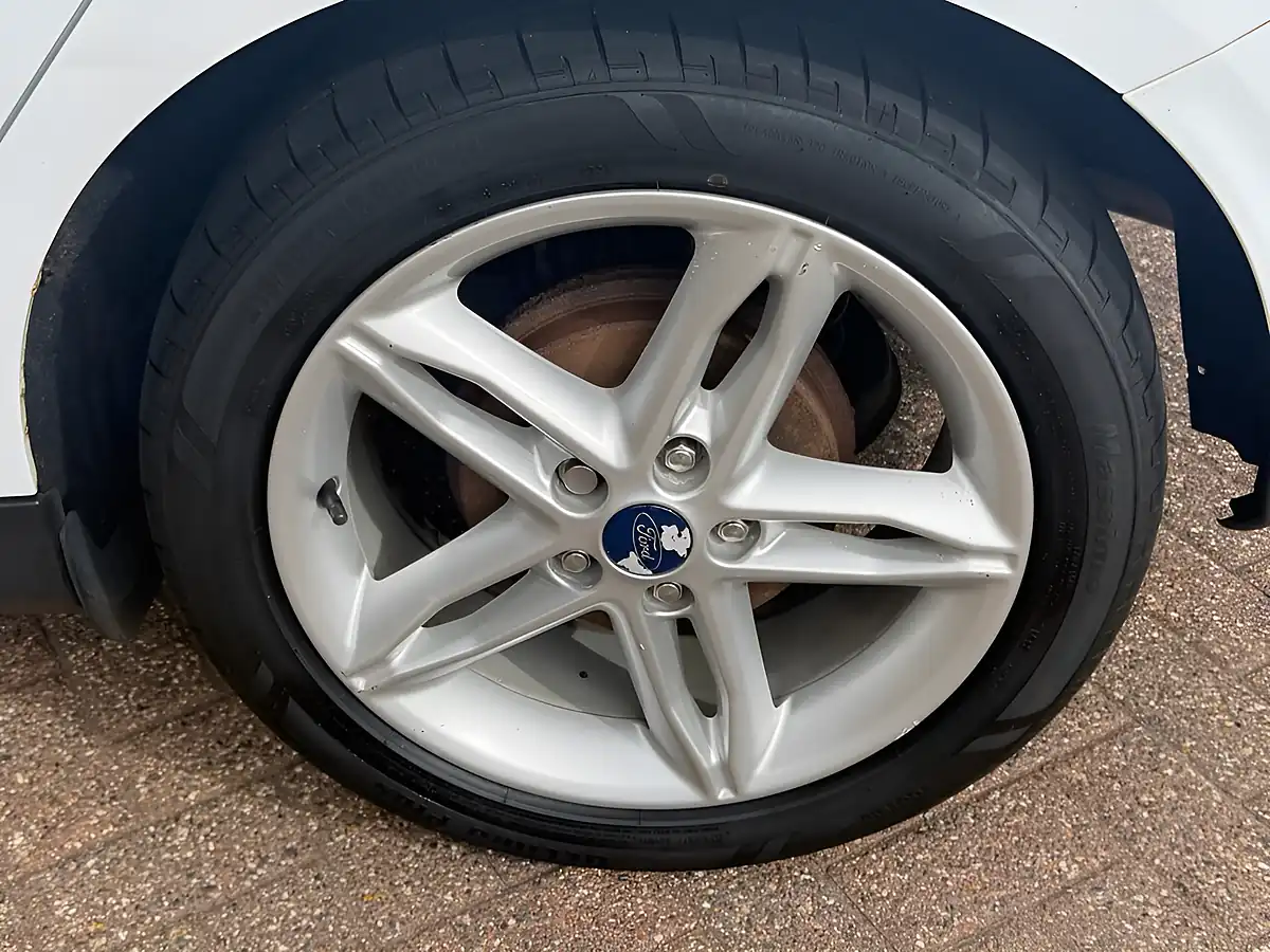 Used 2015 Ford Focus Titanium White - Interior and Exterior details 5