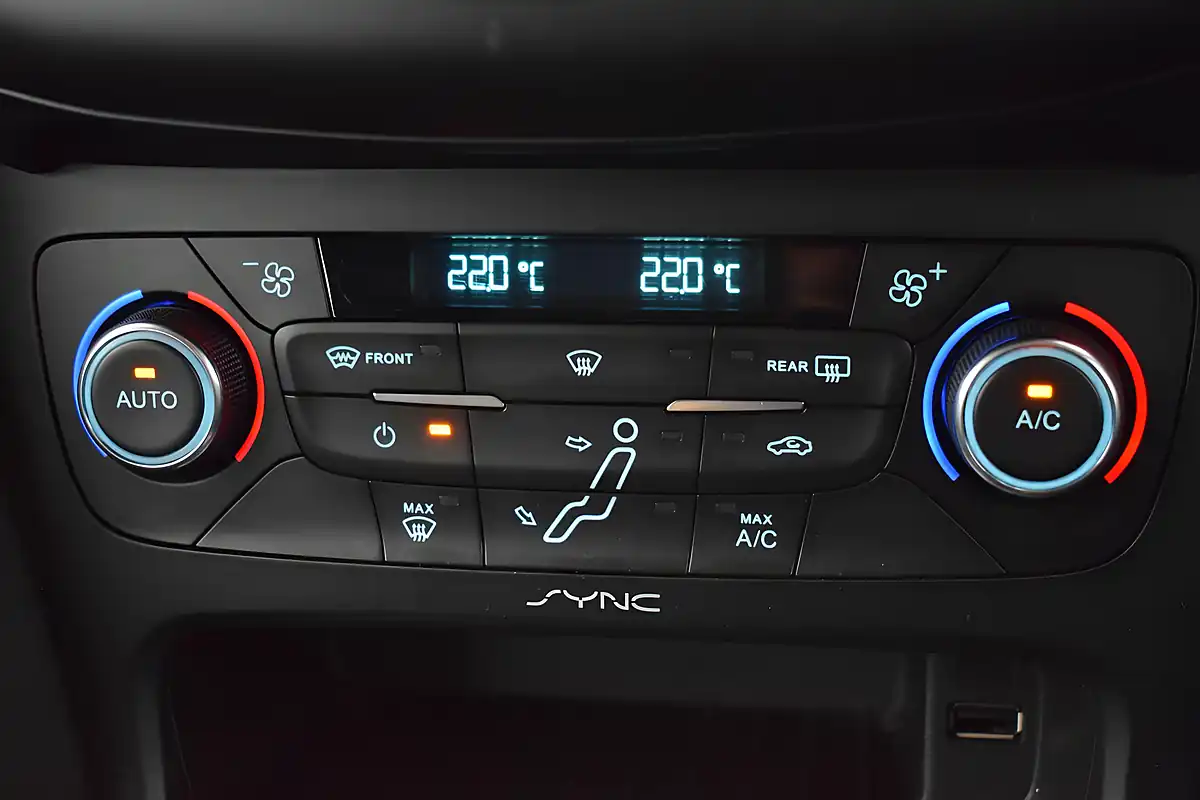 Used 2015 Ford Focus Titanium White - Interior and Exterior details 16