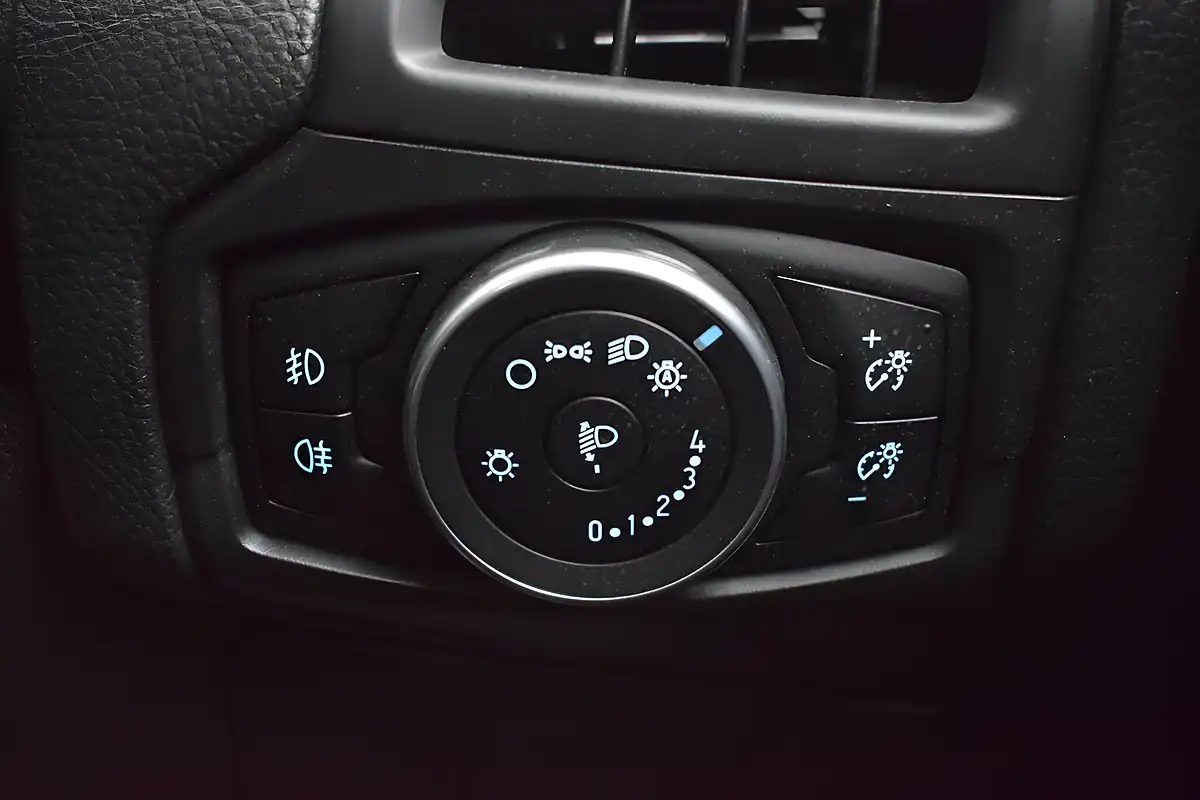 Used 2015 Ford Focus Titanium White - Interior and Exterior details 18