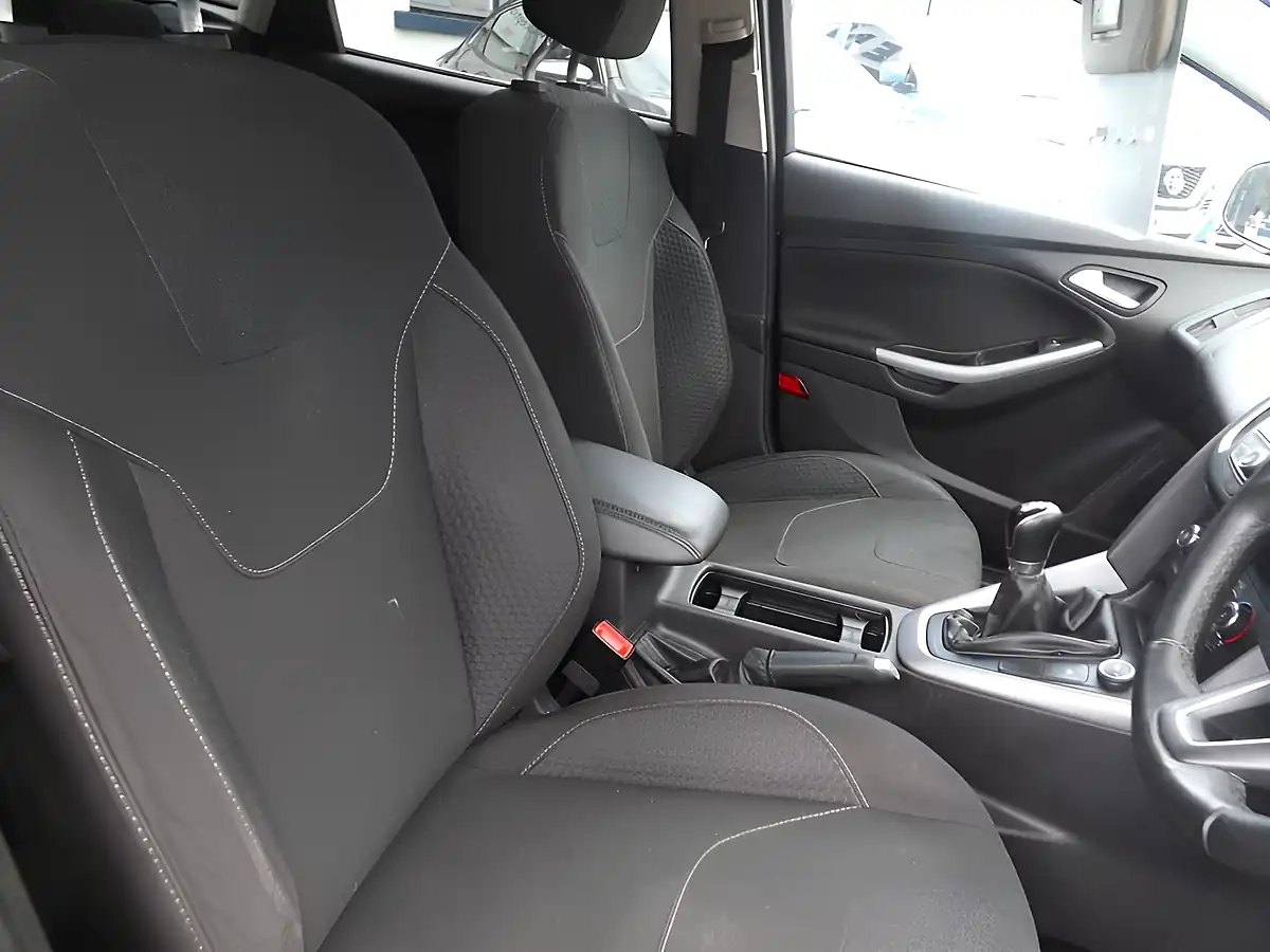 Used 2015 Ford Focus Zetec Black - Interior and Exterior details 8