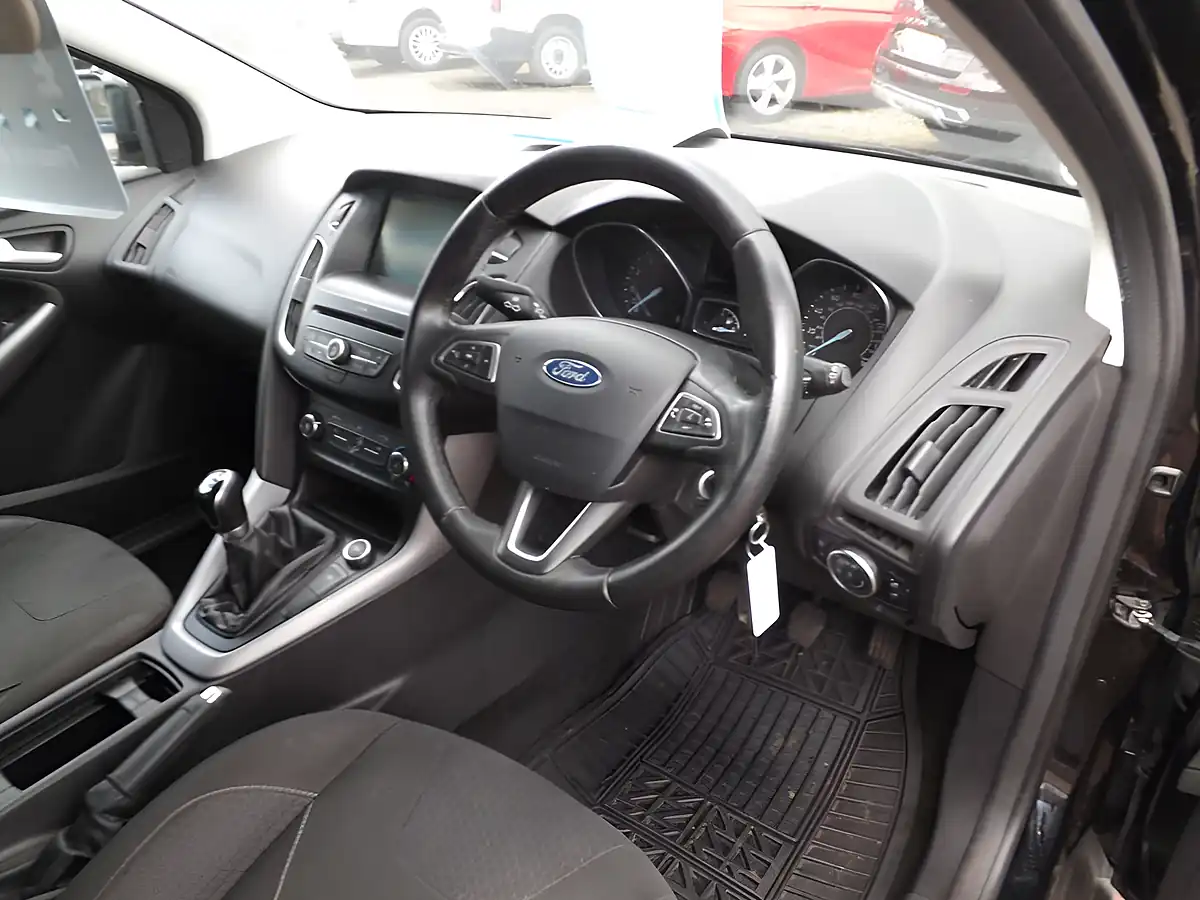 Used 2015 Ford Focus Zetec Black - Interior and Exterior details 9