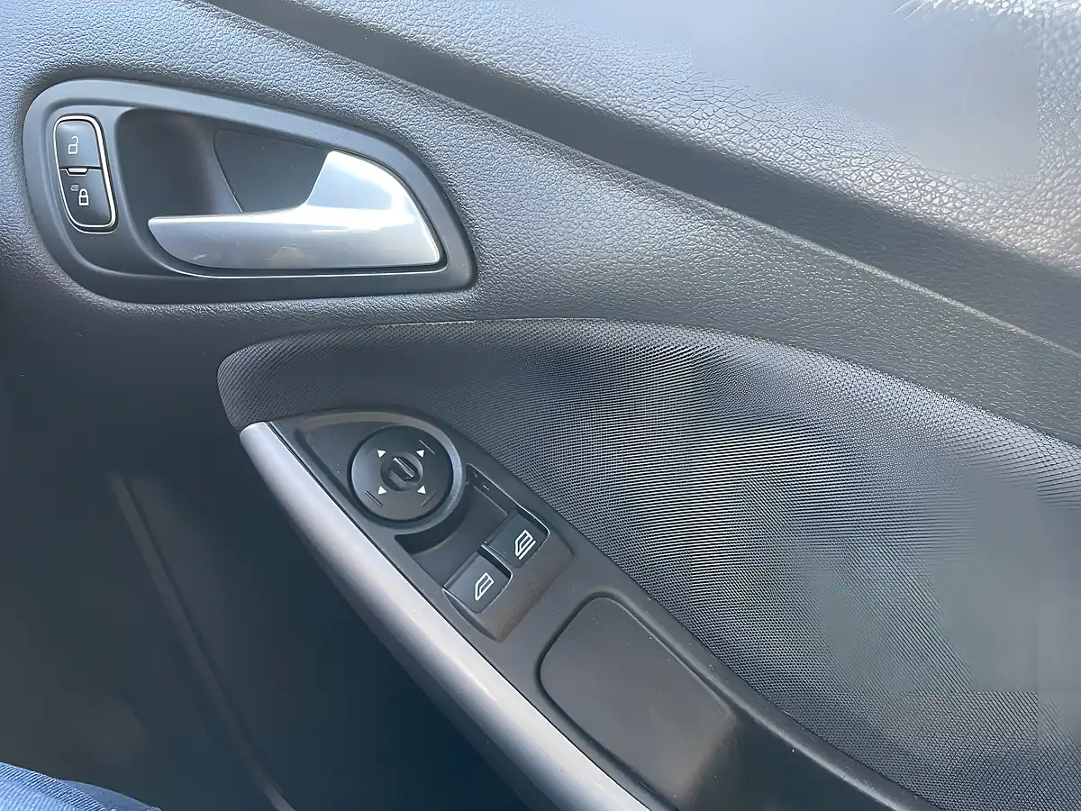 Used 2015 Ford Focus Zetec Black - Interior and Exterior details 18