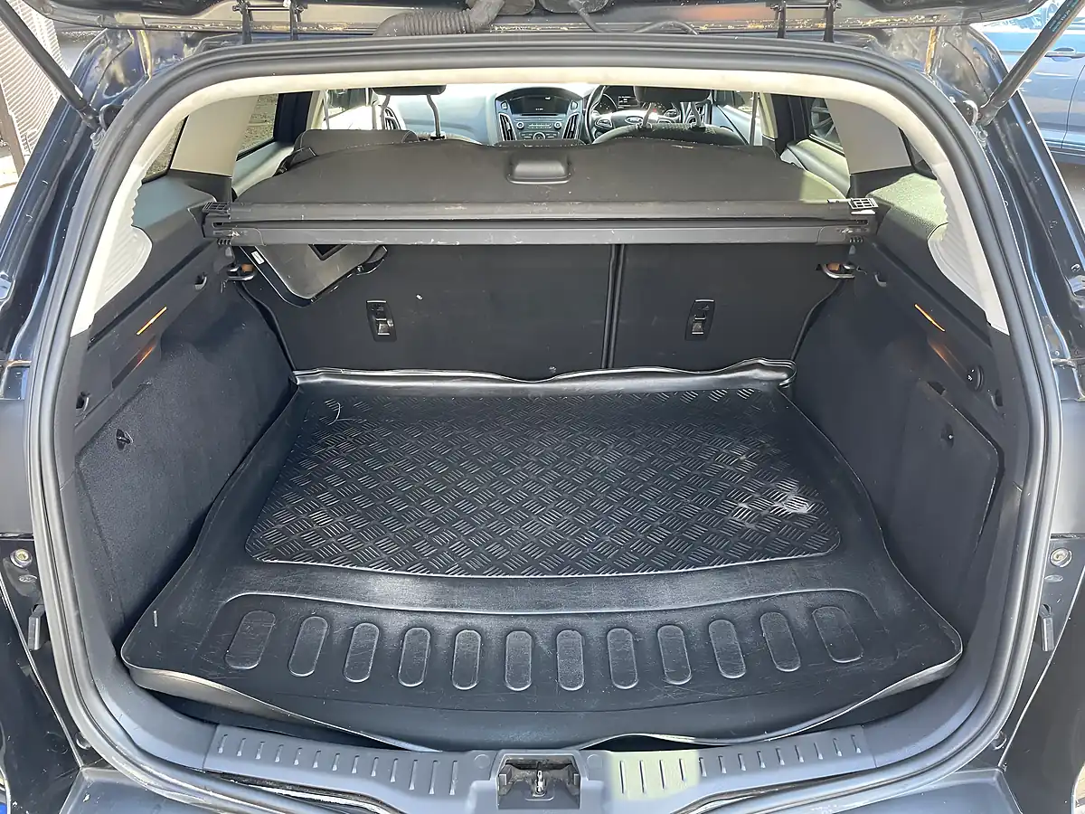 Used 2015 Ford Focus Zetec Black - Interior and Exterior details 9
