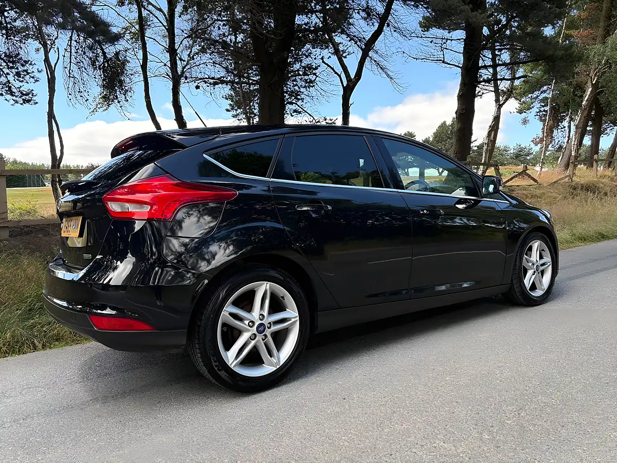 Used 2015 Ford Focus Zetec Black - Interior and Exterior details 6
