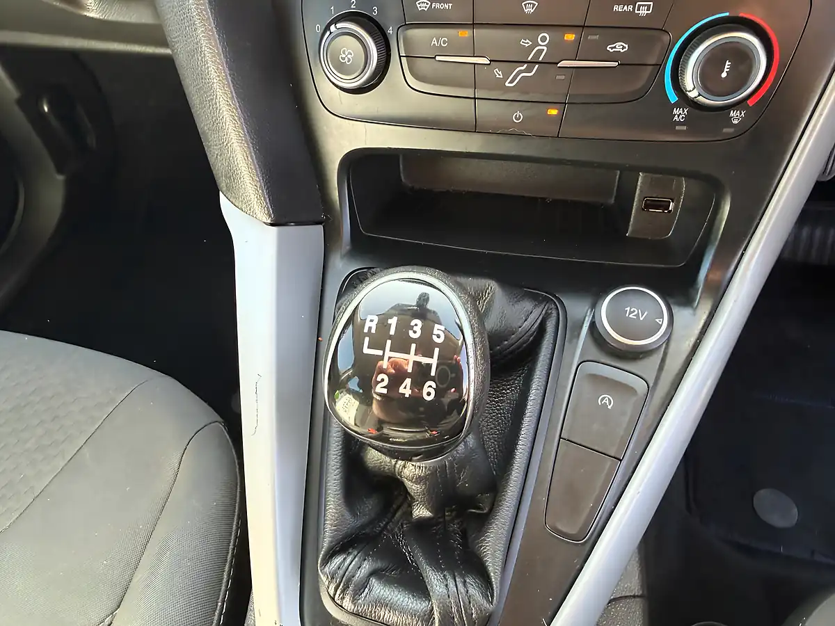 Used 2015 Ford Focus Zetec Black - Interior and Exterior details 12