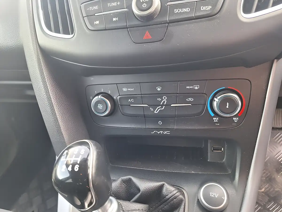 Used 2015 Ford Focus Zetec Black - Interior and Exterior details 12