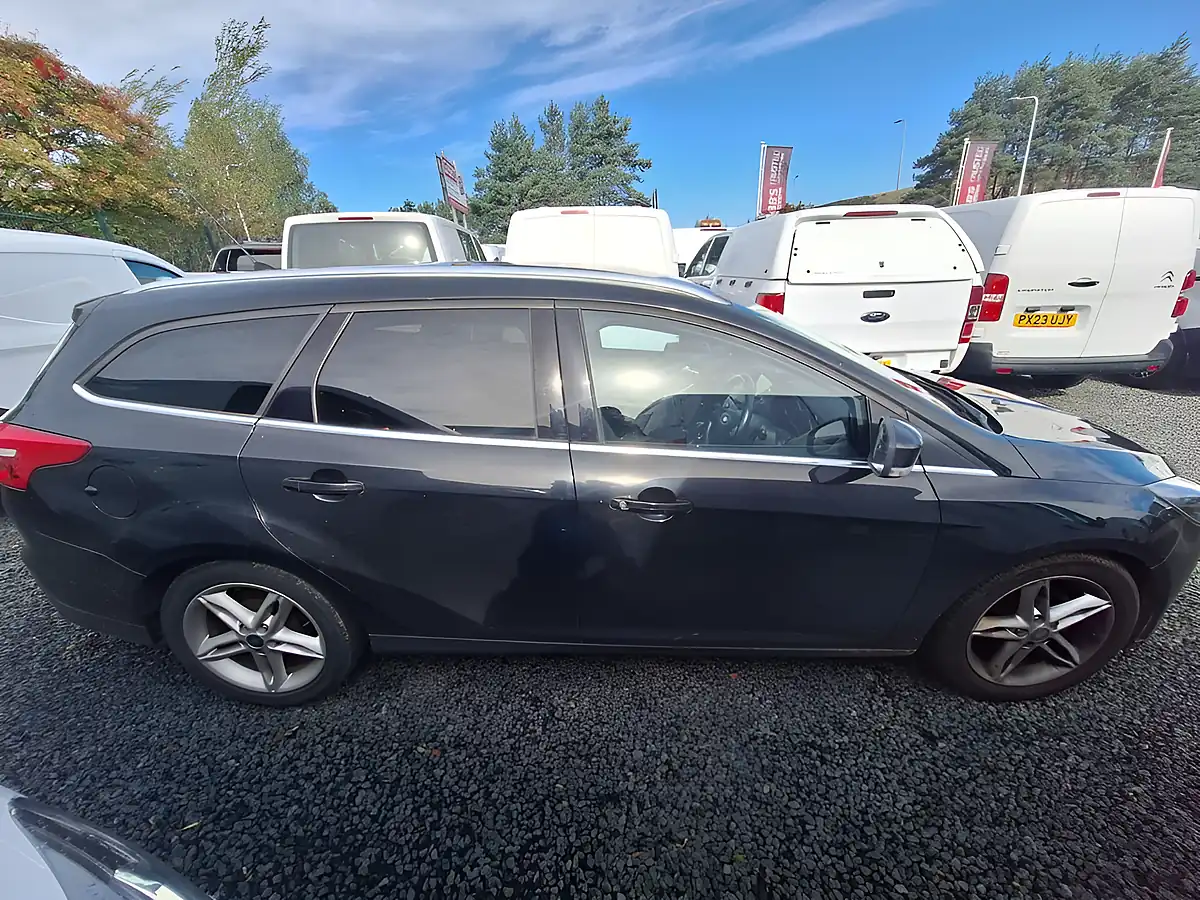 Used 2015 Ford Focus Zetec Black - Interior and Exterior details 8