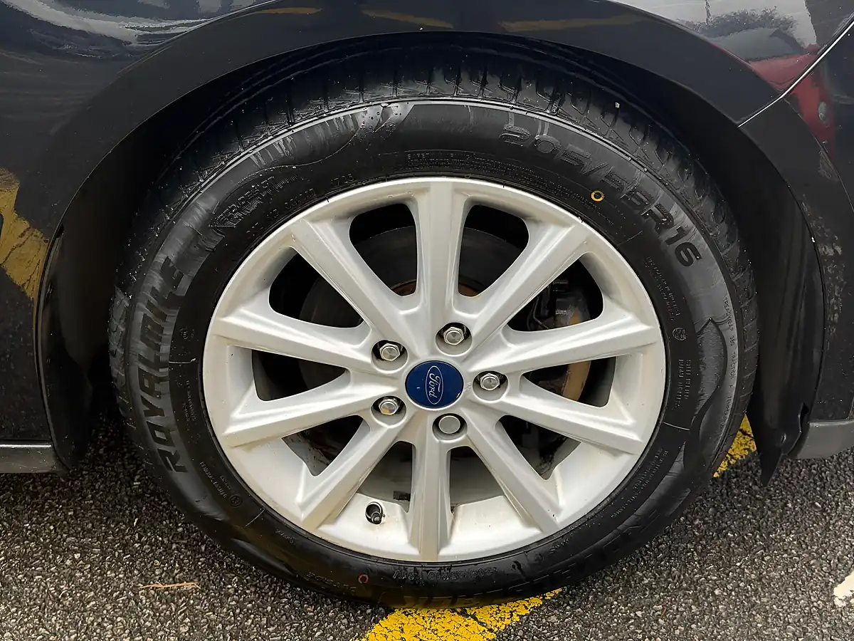 Used 2015 Ford Focus Zetec Black - Interior and Exterior details 10