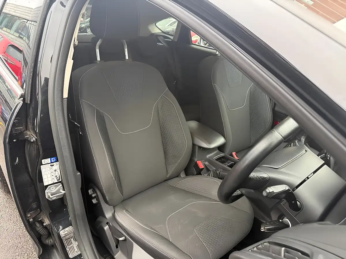 Used 2015 Ford Focus Zetec Black - Interior and Exterior details 12