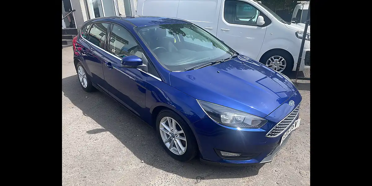 Used 2015 Ford Focus Zetec Blue - Front View
