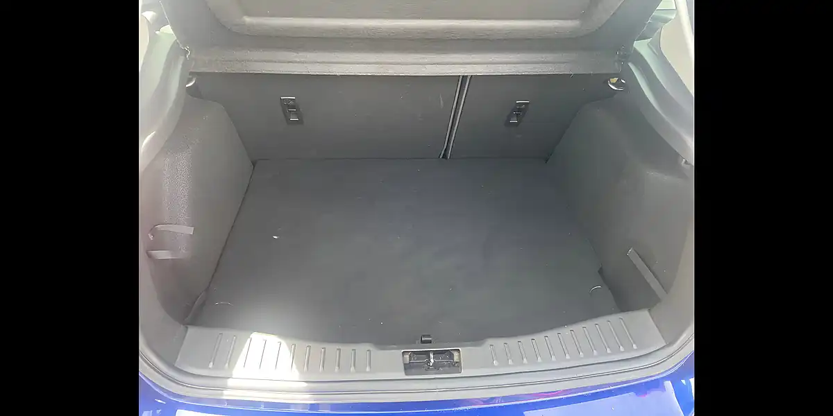 Used 2015 Ford Focus Zetec Blue - Interior and Exterior details 11