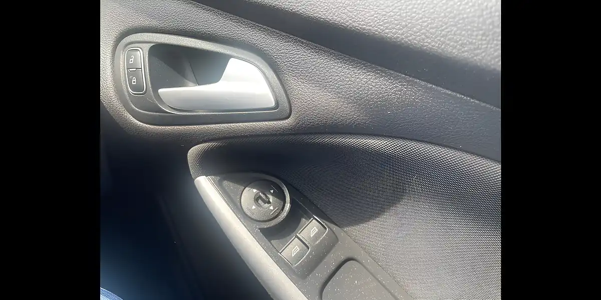 Used 2015 Ford Focus Zetec Blue - Interior and Exterior details 19