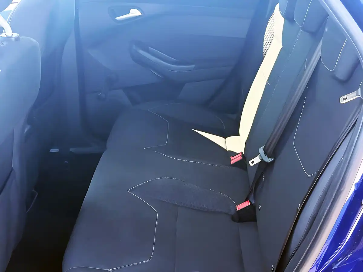 Used 2015 Ford Focus Zetec Blue - Interior and Exterior details 13