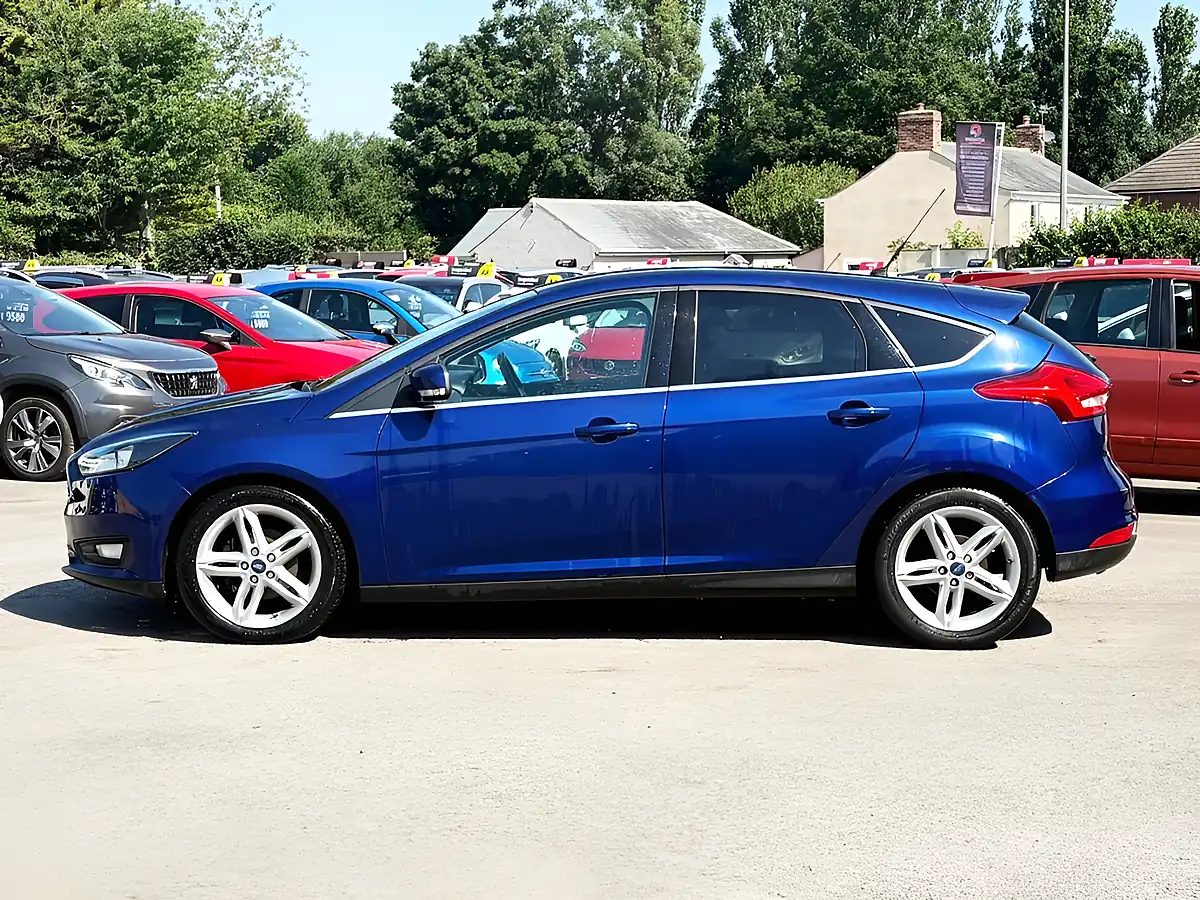 Used 2015 Ford Focus Zetec Blue - Interior and Exterior details 9