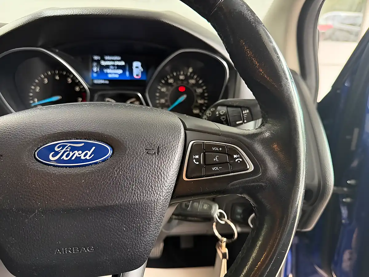 Used 2015 Ford Focus Zetec Blue - Interior and Exterior details 6