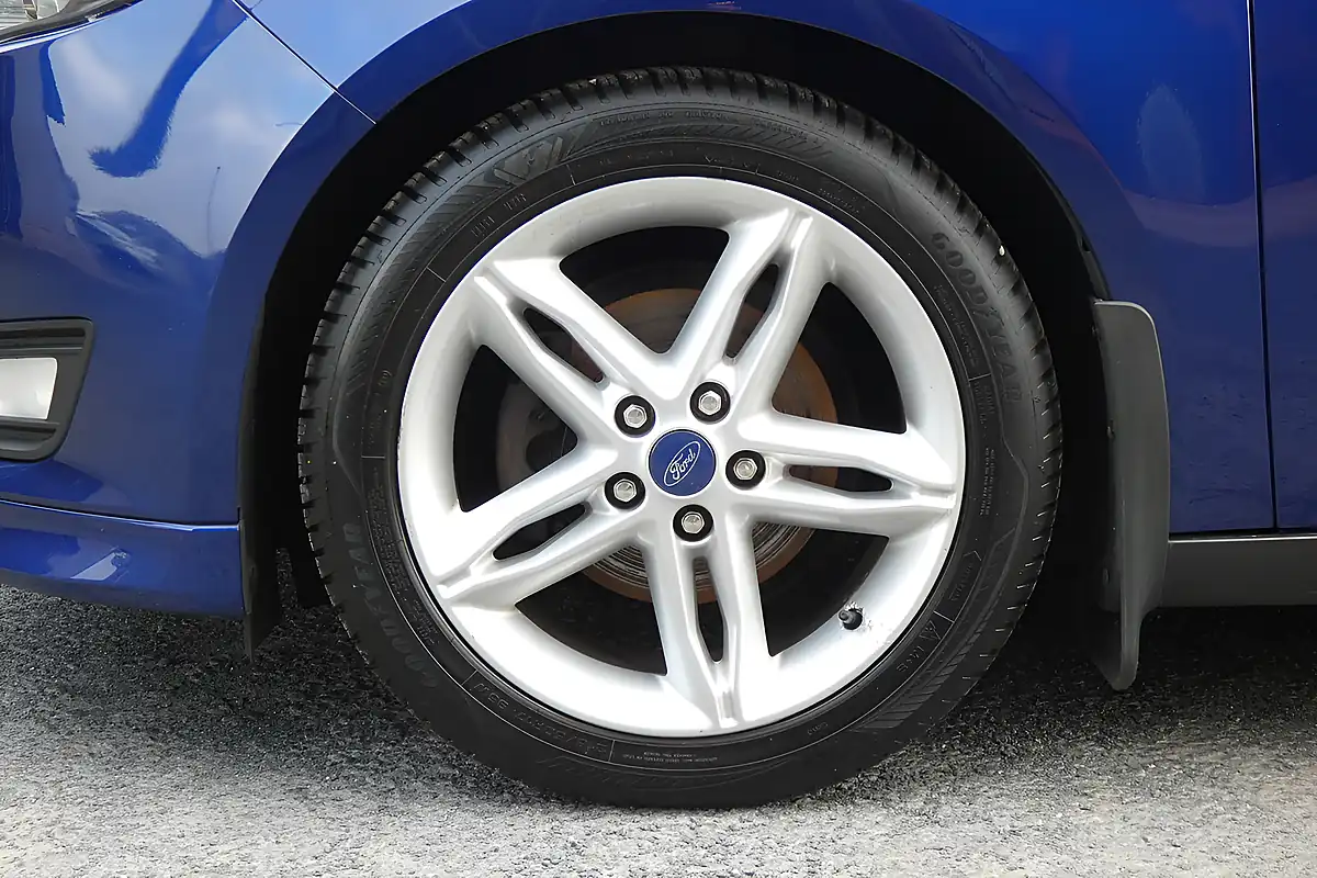 Used 2015 Ford Focus Zetec Blue - Interior and Exterior details 7
