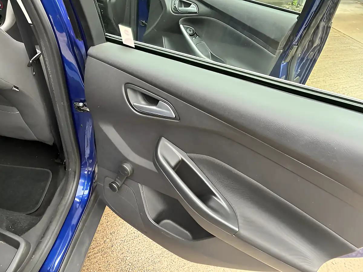 Used 2015 Ford Focus Zetec Blue - Interior and Exterior details 15