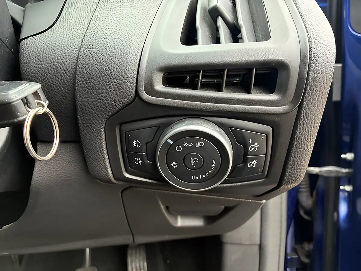 Used 2015 Ford Focus Zetec Blue - Interior and Exterior details 17