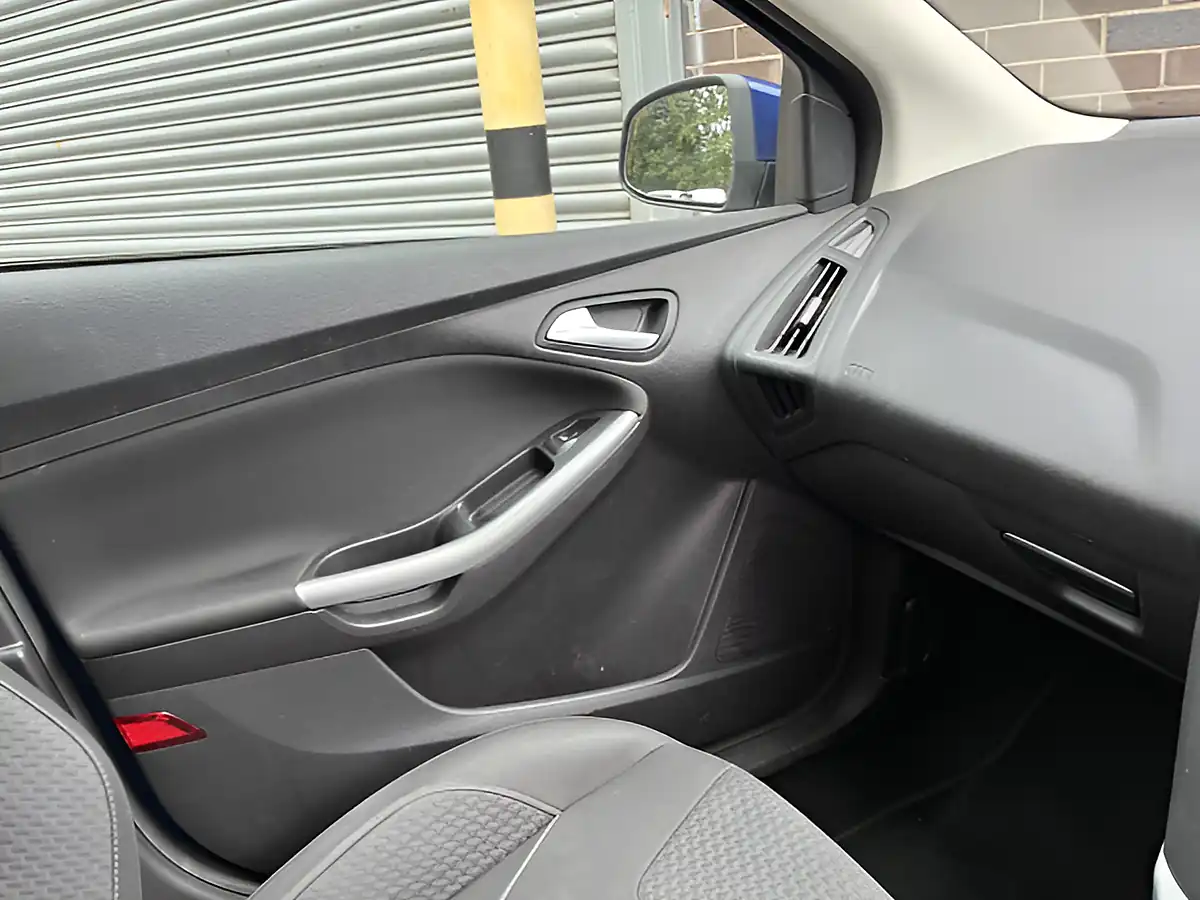 Used 2015 Ford Focus Zetec Blue - Interior and Exterior details 19