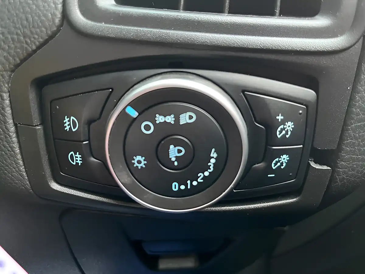 Used 2015 Ford Focus Zetec Deep Impact Blue - Interior and Exterior details 19