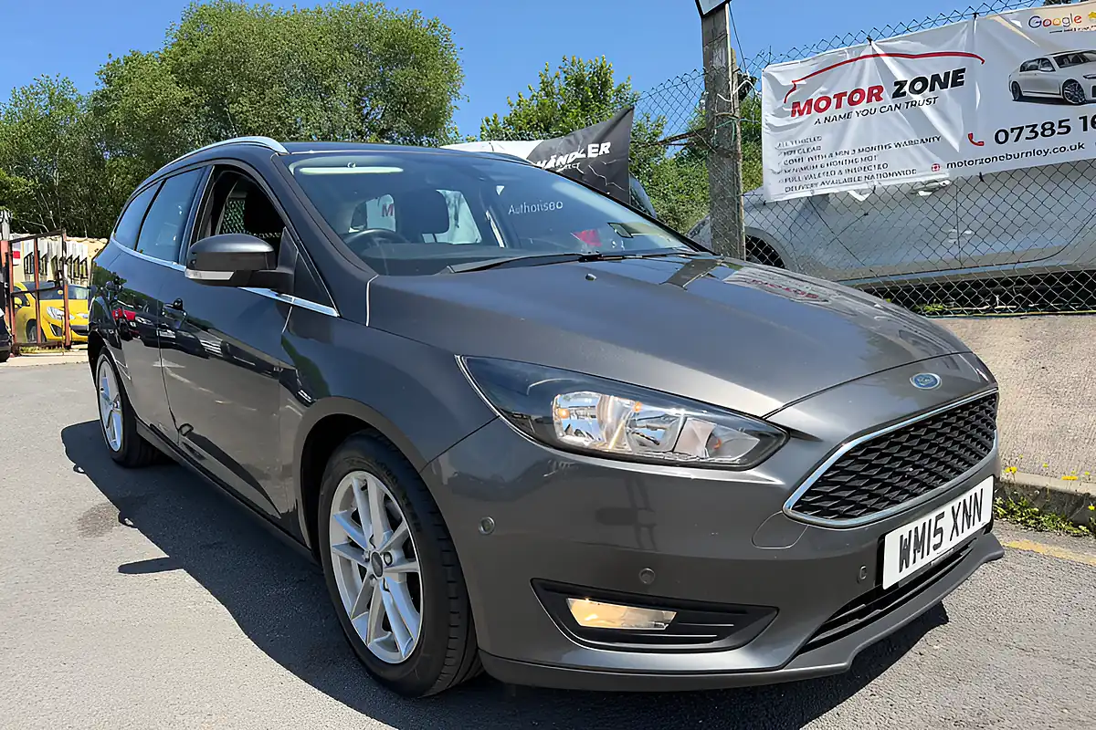 Used 2015 Ford Focus Zetec Grey - Front View