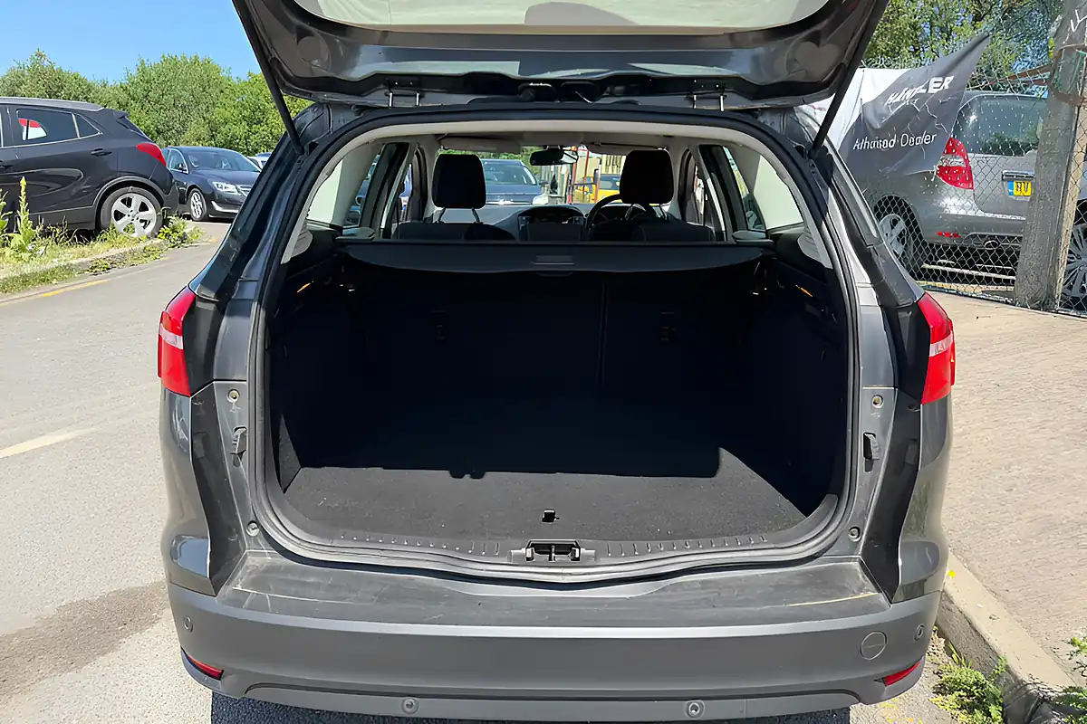 Used 2015 Ford Focus Zetec Grey - Interior and Exterior details 10