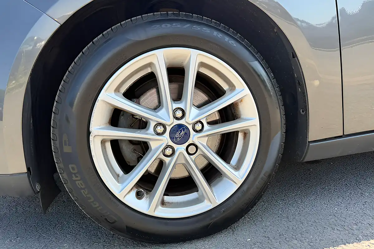 Used 2015 Ford Focus Zetec Grey - Interior and Exterior details 13