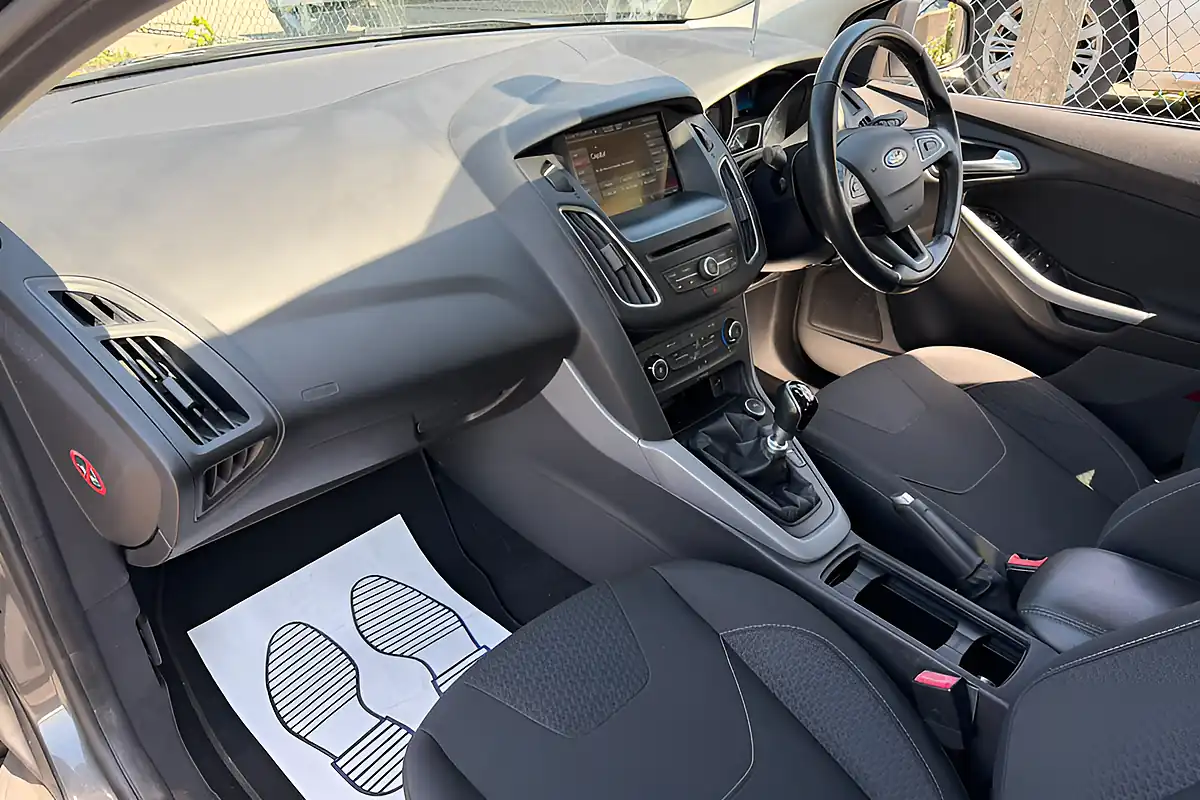 Used 2015 Ford Focus Zetec Grey - Interior and Exterior details 14