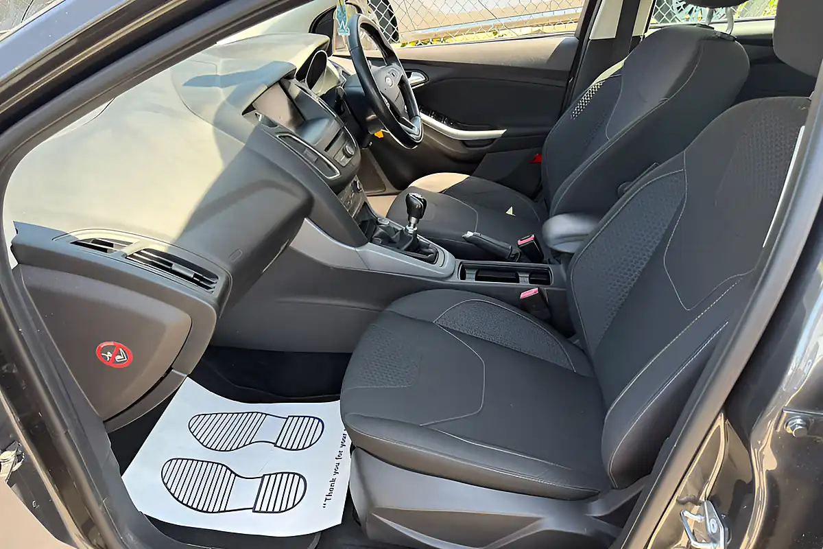 Used 2015 Ford Focus Zetec Grey - Interior and Exterior details 15