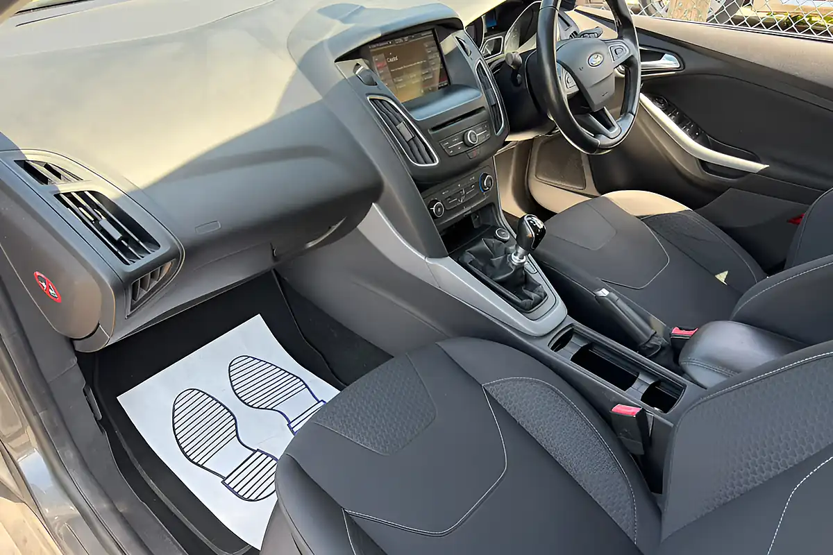 Used 2015 Ford Focus Zetec Grey - Interior and Exterior details 16