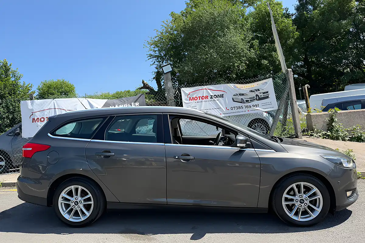 Used 2015 Ford Focus Zetec Grey - Interior and Exterior details 3