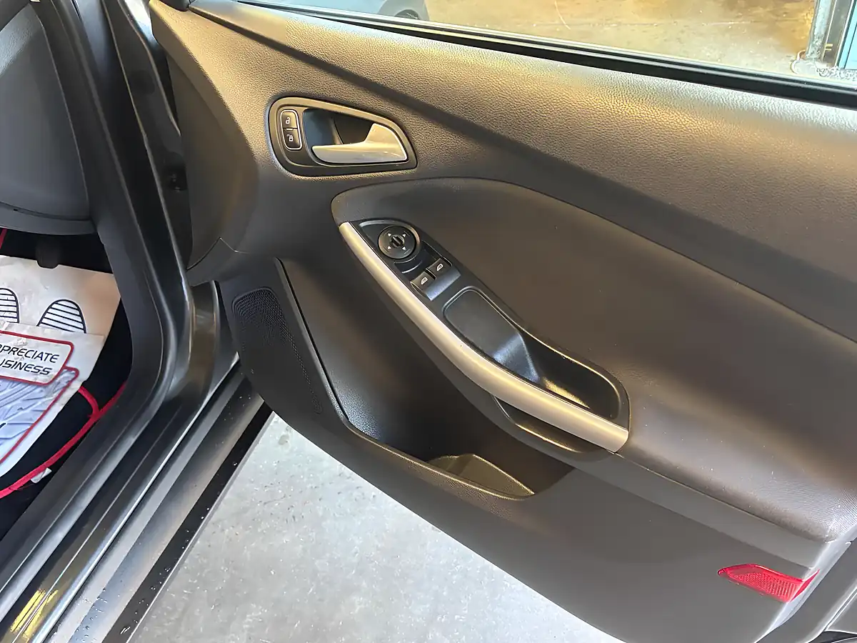 Used 2015 Ford Focus Zetec Grey - Interior and Exterior details 11